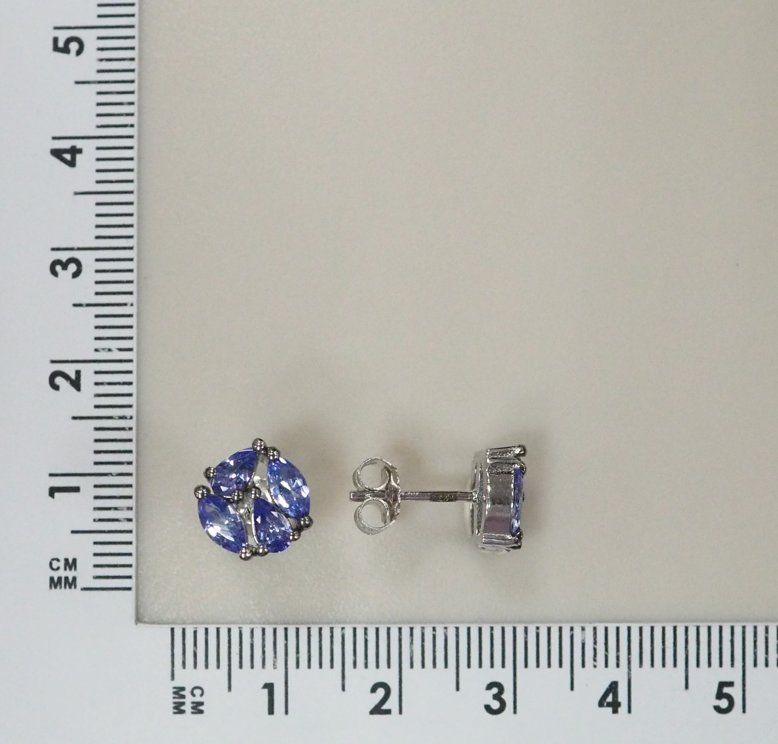 Серебряные серьги-пусеты с танзанитами